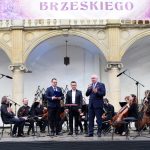 Starosta Maciej Stefański oraz orkiestra - artyści z instrumentami smyczkowymi