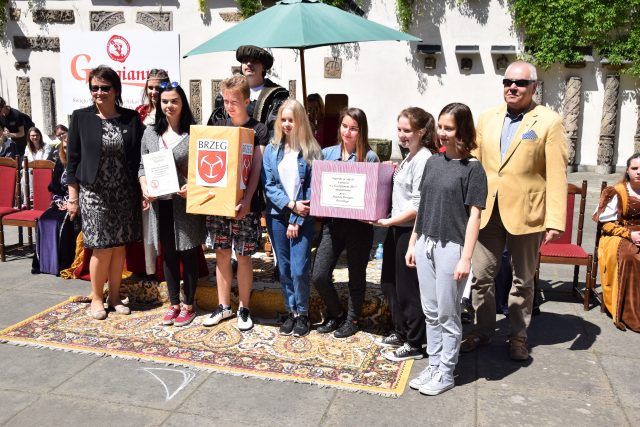 Starosta Maciej Stefański, Dyrektor ZSB Monika Jurek i grupa uczniów biorących udział w święcie patrona szkoły.