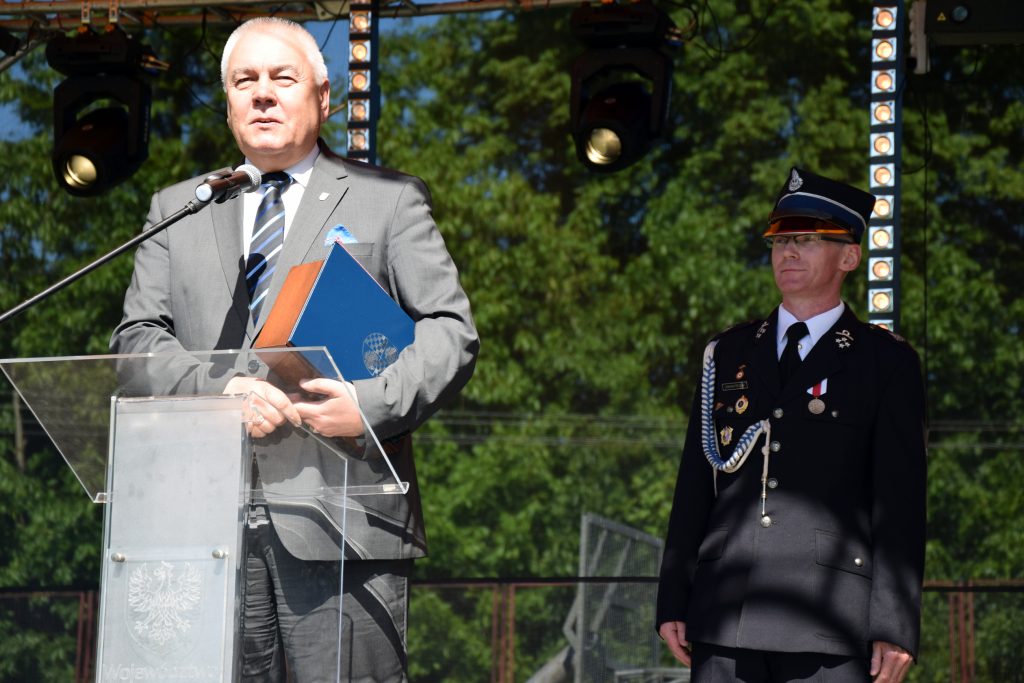 Starosta Maciej Stefański przemawia podczas uroczystości z okazji 70-lecie OSP w Mąkoszycach