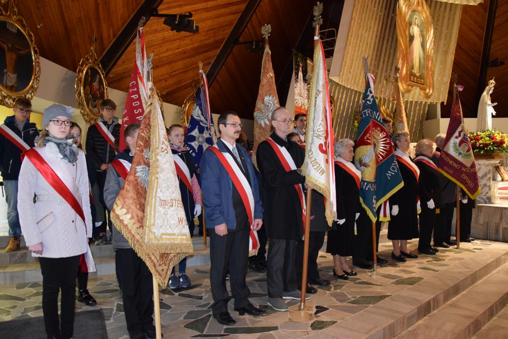 Poczty sztandarowe organizacji kombatanckich i społecznych biorących udział w mszy świętej z okazji zakończenia II wojny światowej