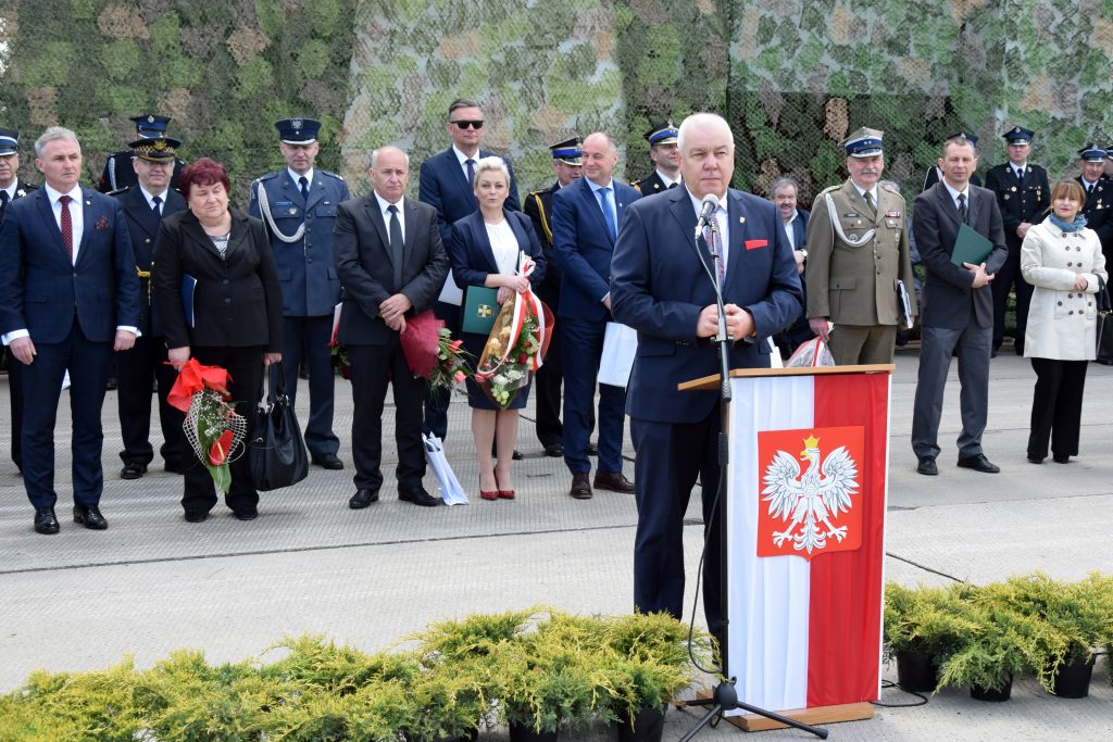 Starosta Powiatu Brzeskiego Maciej Stefański przemawia podczas uroczystości z okazji Dnia Strażaka.