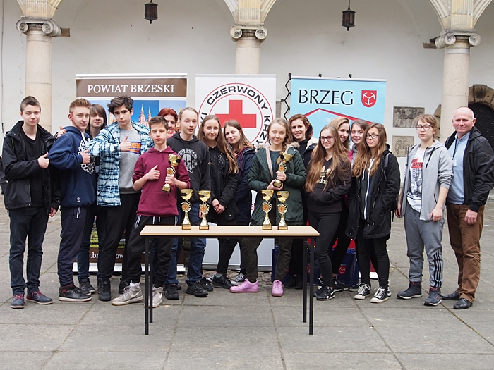 Organizatorzy i uczestnicy Ogólnopolskich Mistrzostw Pierwszej Pomocy dla uczniów szkół ponadgimnazjalnych i gimnazjalnych 