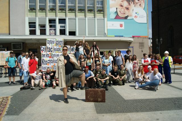 Uczniowie podczas happeningu promującego czytelnictwo