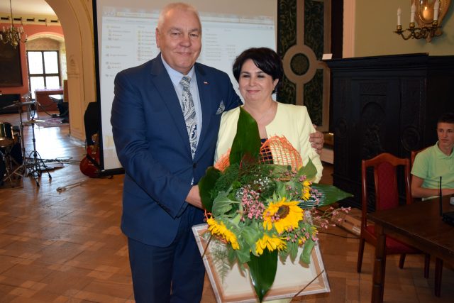 Starosta Powiatu Brzeskiego Maciej Stefański i Dyrektor Poradni Psychologiczno-Pedagogicznej w Brzegu Barbara Sadkowska-Jakubów