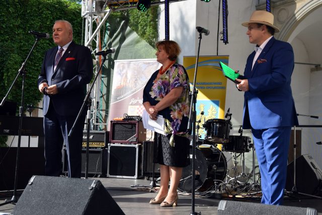 Artyści z całego świata wystąpili na Zamku Piastów Śląskich Organizatorzy festiwalu podczas uroczystego otwarcia