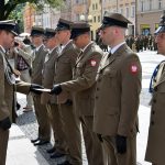 Żołnierze podczas uroczystości na pl. Polonii Amerykańskiej w Brzegu