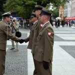 Żołnierze podczas uroczystości na pl. Polonii Amerykańskiej w Brzegu