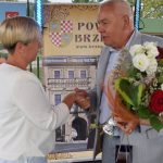 Starosta Maciej Stefański wręcza kwiaty i pamiątkowy prezent Prezes Stali Brzeg Justynie Kościelnej