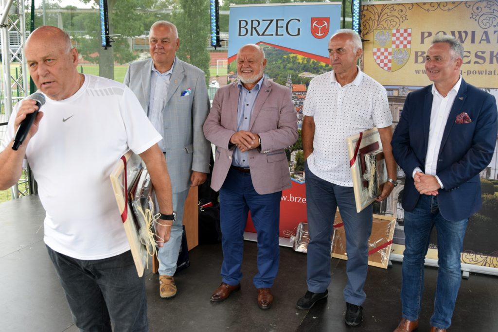 Grzegorz Lato, starosta Maciej Stefański, Józef Kurzeja, Jan Domarski i burmistrz Jerzy Wrębiak podczas otwarcia imprezy