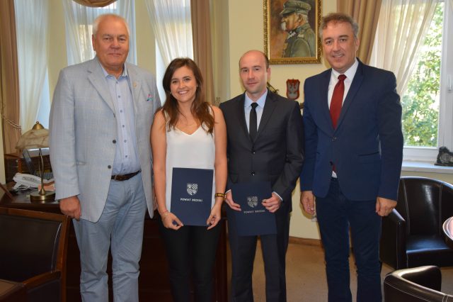 Starosta Maciej Stefański i Naczelnik Mariusz Bochenek wraz z nauczycielami, którzy otrzymali akty nadania stopnia nauczyciela mianowanego