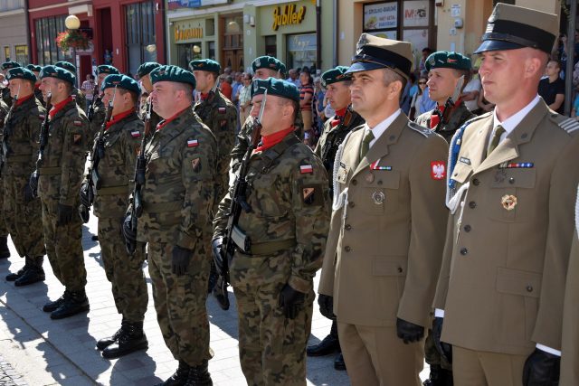 Stojący w szeregu żołnierze brzeskiej jednostki