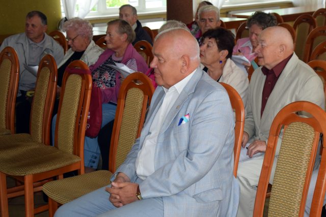 Uczestnicy warsztatów "ABC cukrzycy bez powikłań" wraz ze starostą Maciejem Stefańskim