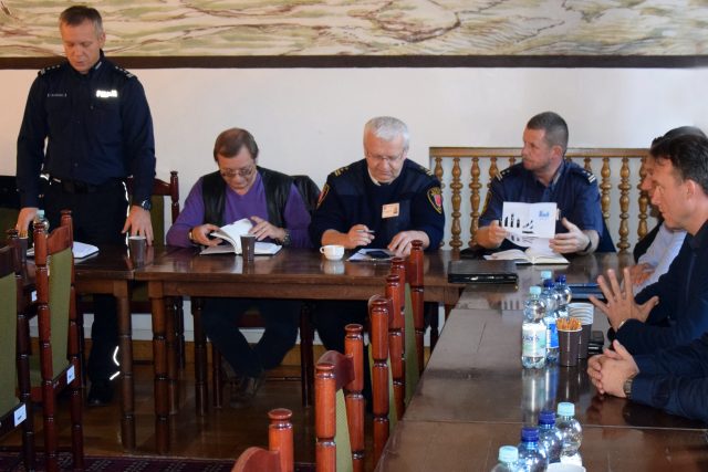 Policjanci i reprezentanci władz samorządowych podczas debaty społecznej