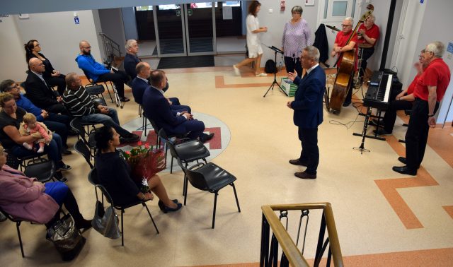 Muzycy grają na głównym holu Brzeskiego Centrum Medycznego