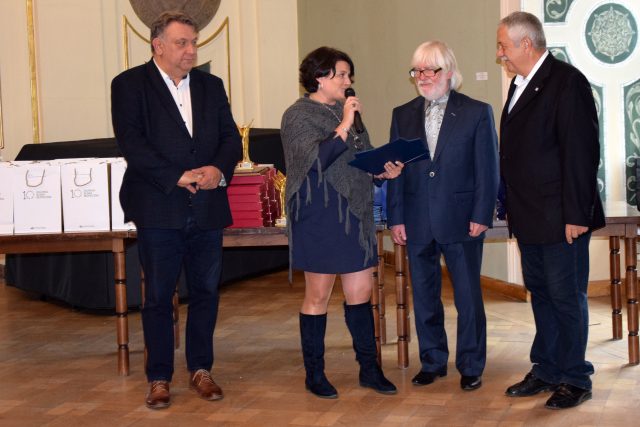 Na zdjęciu, od lewej: Dyrektor Muzeum Piastów Śląskich Dariusz Byczkowski, Naczelnik Wydziału Rozwoju i Promocji Starostwa Powiatowego w Brzegu Beata-Zatoń Kowalczyk, Tadeusz B. Marcin Denes Prezes Stowarzyszenia Kolekcjonerów we Wrocławiu, Tadeusz Sadowiński Przewodniczący Koła Terenowego w Brzegu