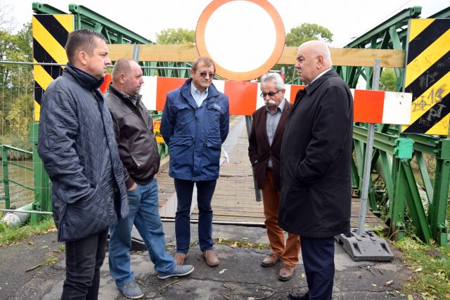 Narada przy uszkodzonej przeprawie mostowej na drodze Kruszyna-Prędocin