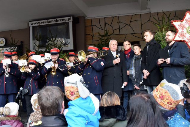 Orszak Trzech Króli i Powiatowe Kolędowanie Wspólne kolędowanie na pl. Polonii Amerykańskiej w Brzegu