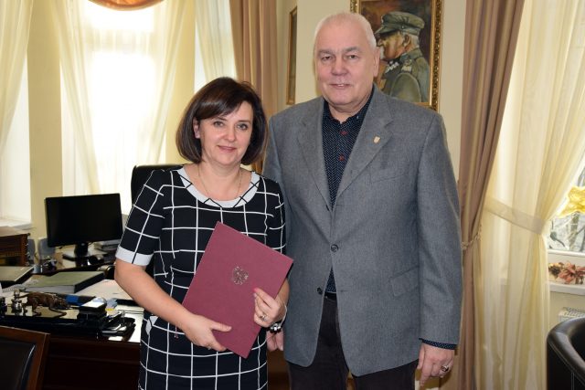 Dyrektor Specjalnego Ośrodka Szkolno-Wychowawczego w Grodkowie Elżbieta Galus i Starosta Powiatu Brzeskiego Maciej Stefański