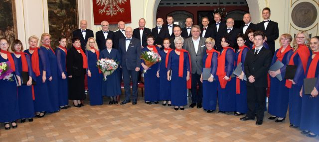 Chór im. św. Maksymiliana wraz ze Starostą Powiatu Brzeskiego Maciejem Stefańskim i Dyrektorem Muzeum Piastów Śląskich Dariuszem Byczkowskim