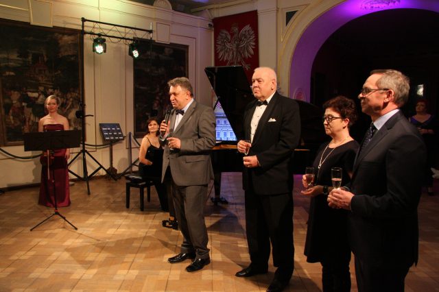 Magiczny świat opery i operetki Gpspodarze imprezy składają życzenia noworoczne mieszkańcom powiatu