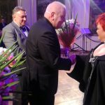 Starosta Maciej Stefański i Dyrektor Dariusz Byczkowski wręczają kwiaty artystkom