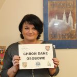 Naczelnik Wydziału Rozwoju i Promocji Beata Zatoń-Kowalczyk z plakietką promującą akcję "Chroń dane osobowe"