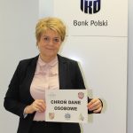 Dyrektor PKO Bank Polski SA Odział w Brzegu Ewa Rakoczy-Ciska z plakietką promującą akcję "Chroń dane osobowe"