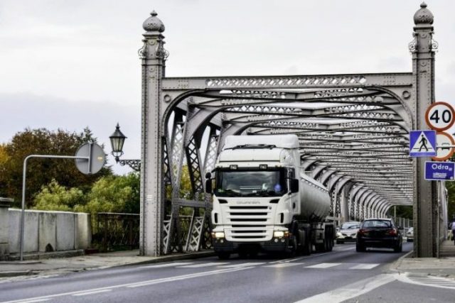 Obecna przeprawa mostowa przez Odrę w Brzegu