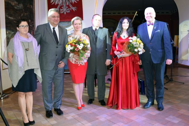 Gospodarze koncertu wraz z artystami