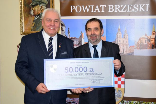 Starosta Powiatu Brzeskiego Maciej Stefański i JM Rektor Uniwersytetu Opolskiego prof. dr hab. Marek Masnyk podczas podpisania umowy