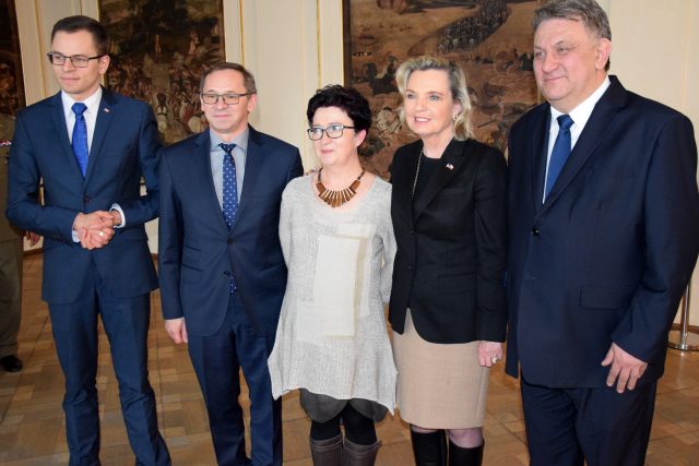 Anna Maria Anders odwiedziła Brzeg Anna Maria Anders wraz z dyrektorem i wicedyrektorem Muzeum Piastów Śląskich w Brzegu, Przewodniczącym Rady Powiatu Brzeskiego i Radnym Miejskim