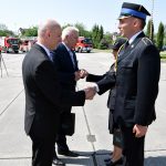 Starosta Maciej Stefański i Wojeowda Opolski Adrian Czubak wręczają nagrody za wzorową służbę brzeskim strażakom