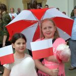 Dzień Flagi Rzeczypospolitej Polskiej to święto, które od lat przyciąga na dziedziniec Najmłodsi mieszkańcy powiatu brzeskiego podczas Dnia Flagi RP