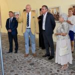 Uczestnicy uroczystości oglądają fotografie poświęcone wizycie Prezydenta RP Lecha Kaczyńskiego w powiecie brzeskim