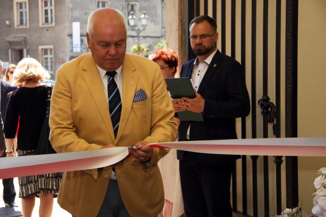 Starosta Maciej Stefański przecina wstęgę i otwiera wystawę "Bliskie Wspomnienia"