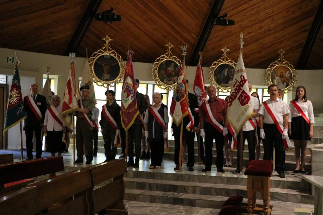 Poczty sztandarowe na mszy z okazji rocznicy zakończenia wojny