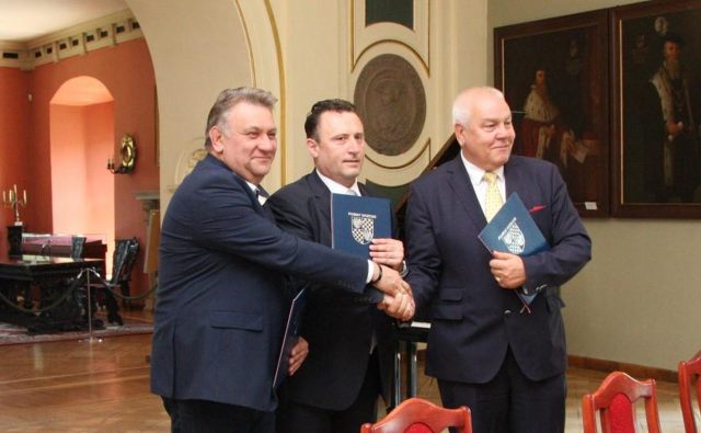 Starosta Brzeski Maciej Stefański, Dyrektor Muzeum Piastów Śląskich Dariusz Byczkowski oraz Rektor Państwowej Wyższej Szkoły Zawodowej w Nysie dr. inż. Przemysław Malinowski podczas podpisywania umowy o współpracy
