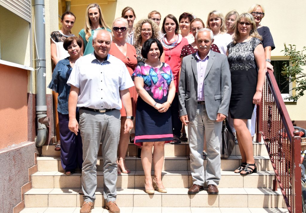 Pracownicy Poradni Psychologiczno-Pedagogicznej w Brzegu wraz z Władzami Powiatu Brzeskiego i zaproszonymi gośćmi podczas oficjalnego otwarcia nowej siedziby