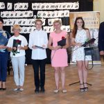 Najlepsi uczniowie i sportowcy podczas uroczystości wręczenia Stypendiów Starosty Powiatu Brzeskiego