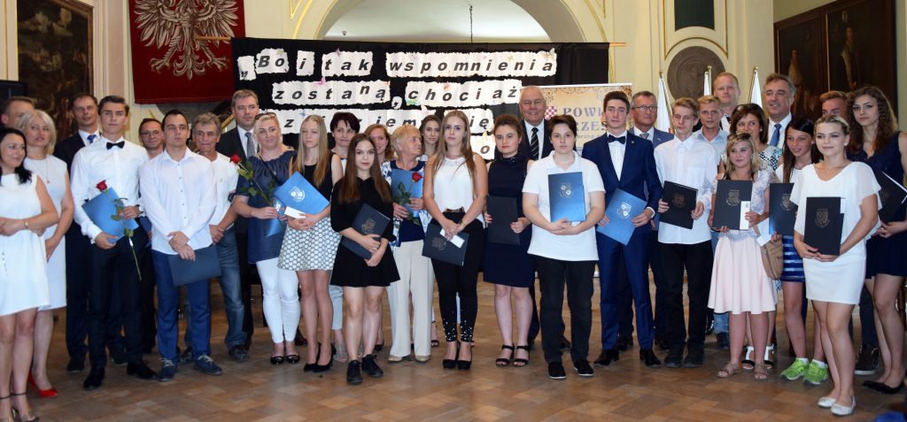 Najlepsi uczniowie i sportowcy podczas uroczystości wręczenia Stypendiów Starosty Powiatu Brzeskiego