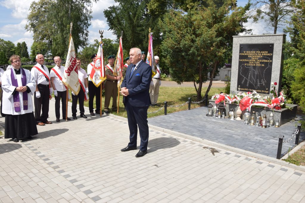 Starosta Powiatu Brzeskiego Maciej Stefański przemawia podczas uroczystości z okazji 75. rocznicy Rzezi Wołyńskiej