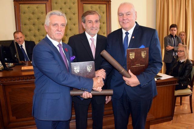 Podpisano porozumienie o współpracy pomiędzy Powiatem Nyskim i Powiatem Brzeskim Uroczyste podpisanie porozumienia pomiędzy powiatami