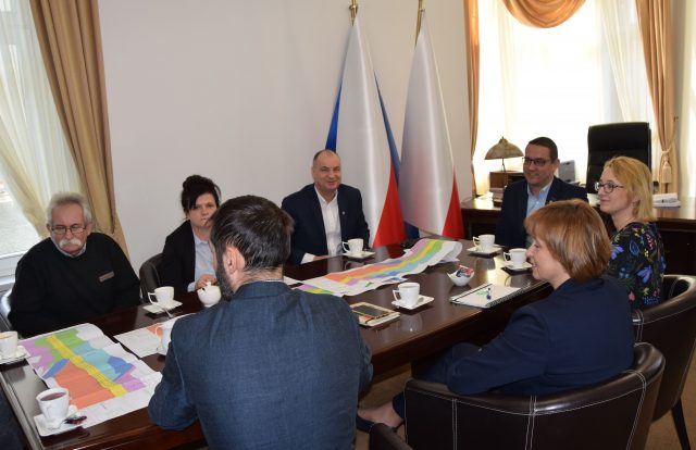 Spotkanie w sprawie budowy nowego mostu nad terenem zalewowym rzeki Nysa Kłodzka w Lewinie Brzeskim