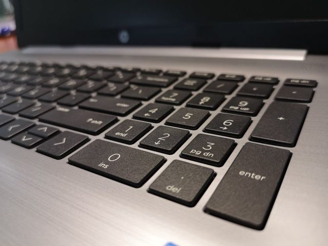 Ruszyła zdalna edukacja w naszych szkołach. Uczniowie korzystają z laptopów i tabletów