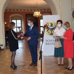 gratulacje z okazji DEN wręcza Starosta Powiatu Brzeskiego Jacek Monkiewicz