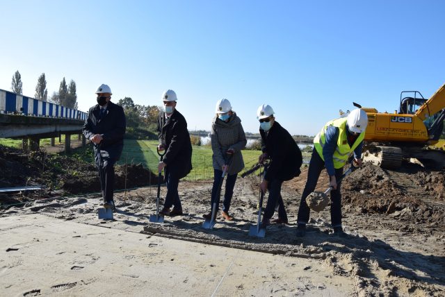 Ruszyła budowa mostu na zalewie Nysy Kłodzkiej w Lewinie Brzeskim