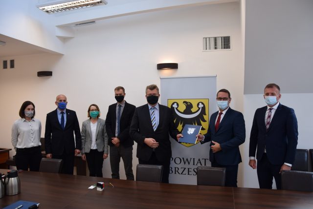 Podpisanie umowy z wykonawcą na remont mostu w Lewinie Brzeskim