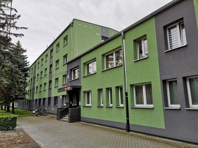 "Wejście tylko drzwiami bocznymi W23"