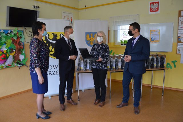 Szkoła specjalna otrzymała laptopy do zdalnej edukacji