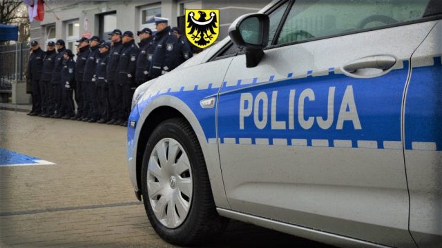 zdjęcie policyjnego auta, w tle policjanci